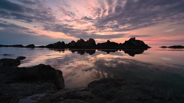 Video Con Cielo Colorido Del Amanecer Costa Rocosa Mar Verano — Vídeo de stock