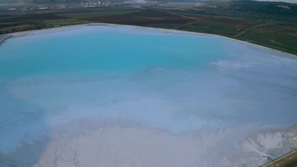 Vista Aérea Reservatório Cheio Lodo Tóxico Azul Uma Lixeira Perto — Vídeo de Stock