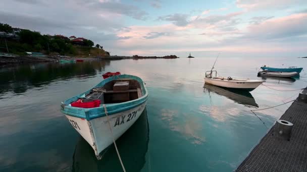 Vídeo Com Barcos Ancorados Uma Pequena Marina Pôr Sol Aldeia — Vídeo de Stock