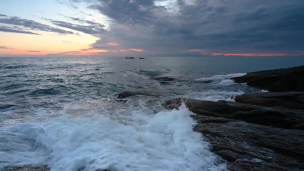 岩の多いビーチで夏の朝 南岩の多い黒海沿岸 ブルガリアの美しい朝の景色を動画 — ストック動画