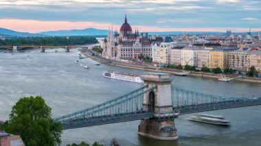 Budapeşte 'nin muhteşem manzarası Parlamento binası, Zincir köprüsü ve Tuna nehri ile günbatımında zaman kaybı