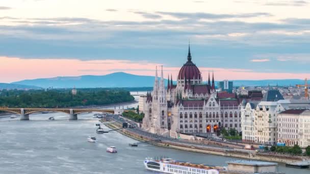 Budapeşte Nin Muhteşem Manzarası Parlamento Binası Zincir Köprüsü Tuna Nehri — Stok video