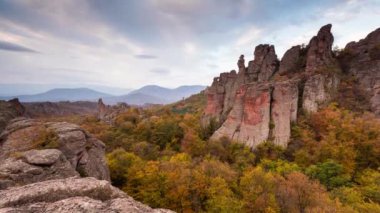 Sonbahar resimli kaya oluşumunda hareket eden bulutlar, Belogradchik kayaları, Bulgaristan