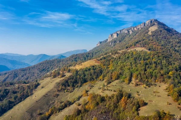 Increíble Vista Aérea Otoño Una Montaña Prados Bosques Montañas Balcánicas — Foto de Stock