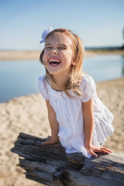 Una Niña Disfruta Del Día Soleado Cálido Playa Arena —  Fotos de Stock