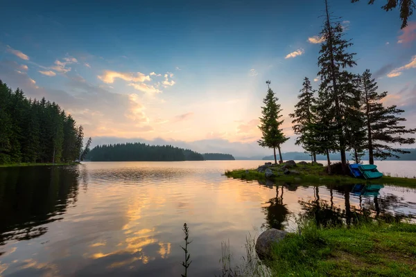 針葉樹に囲まれた山の湖で美しい日の出の景色 ブルガリア ロドピ山脈のシロカポリアナダム — ストック写真