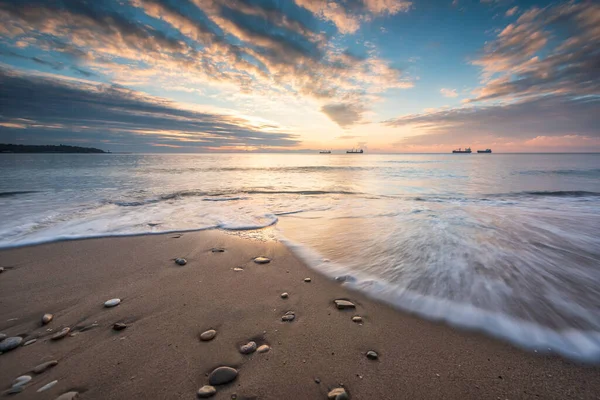 Amazing Sunrise Sandy Beach Slow Shutter Waves Flowing Out — Stock Photo, Image