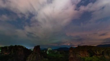 Samanyolu Galaksisi, şimşek fırtınası, uçak izleri ve meteor yağmuru, Perseid Akıntısı sırasında muhteşem gece süreleri, Belogradchik kayaları, Bulgaristan