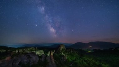 Bulgaristan Belogradchik kayaları, Belogradchik kayaları, Perseid Stream boyunca Samanyolu Galaksisi, trafik ışıkları, uçak yolları ve meteor yağmuru ile inanılmaz bir gece atlaması