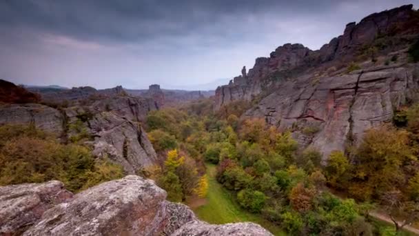 Lapso Tempo Com Nuvens Movimento Outono Formação Rochosa Pitoresca Belogradchik — Vídeo de Stock