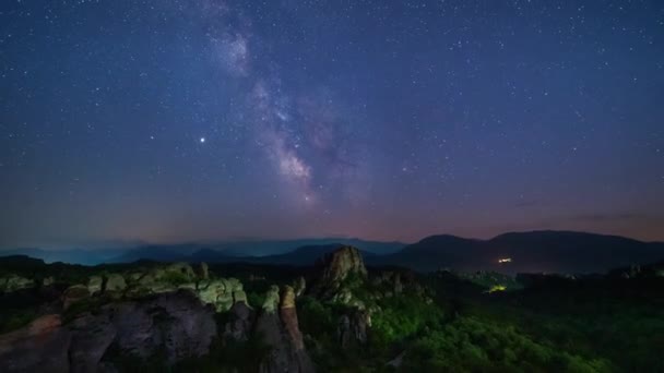 在保加利亚Belogradchik山风景如画的岩石形成过程中 与银河系 红绿灯 飞机尾迹和流星雨一起在令人惊奇的夜晚消逝 — 图库视频影像