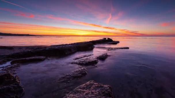 Time Lapse Colorful Sunset Sky Rocky Coastline Calm Summer Sea — Stock Video