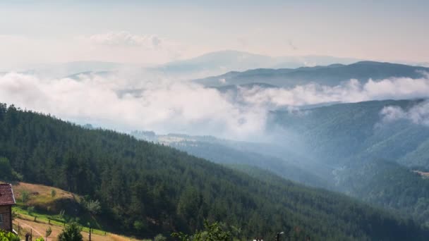 随着欢乐的 快速移动的晨雾笼罩在布满树木的山坡上 时间一去不复返 这些山坡上的村庄栖息着保加利亚的罗德普山脉 — 图库视频影像