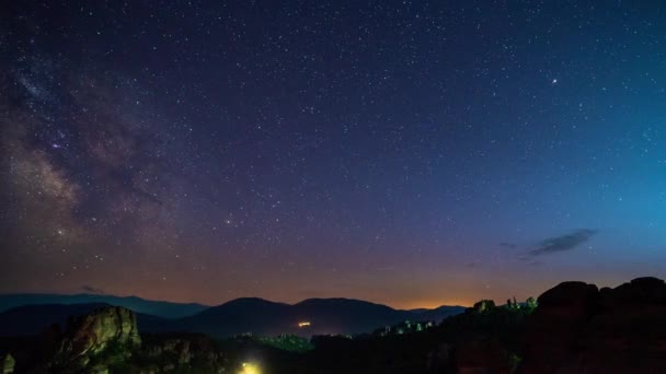 Incrível Lapso Noturno Com Galáxia Láctea Semáforos Trilhas Avião Chuva — Vídeo de Stock