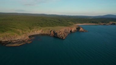Bulgaristan 'ın Karadeniz güney kıyısında küçük vahşi plajları ve yeşil çayırları olan pitoresk kayalık bir sahil şeridi etrafında insansız hava aracı uçuşu