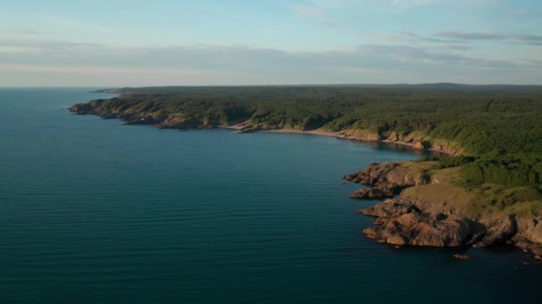 Drone Volo Intorno Una Pittoresca Costa Rocciosa Con Piccole Spiagge — Video Stock