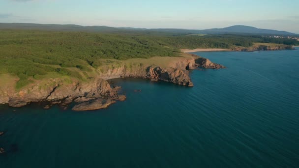 Vol Drone Autour Une Côte Rocheuse Pittoresque Avec Petites Plages — Video