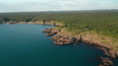 Bulgaristan 'ın Karadeniz güney kıyısında küçük vahşi plajları ve yeşil çayırları olan pitoresk kayalık bir sahil şeridi etrafında insansız hava aracı uçuşu