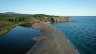 Karadeniz kıyısındaki kumlu kumsal ve Bulgaristan 'ın Veleka nehrinin ağzındaki panoramik sabah manzaralı hava videosu