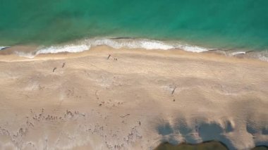 Bir tarafında deniz dalgaları, diğer tarafında ise denize dökülen bir nehrin suları, Bulgaristan 'ın Karadeniz kıyısındaki Veleka Nehri' nin ağzı ile çevrili güzel kumlu bir sahilin üzerindeki video.