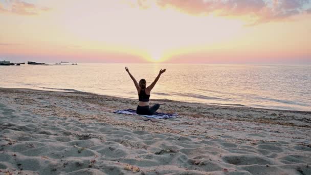 Kobieta Odzieży Sportowej Ćwiczy Jogę Plaży Ciesząc Się Pięknym Kolorowym — Wideo stockowe