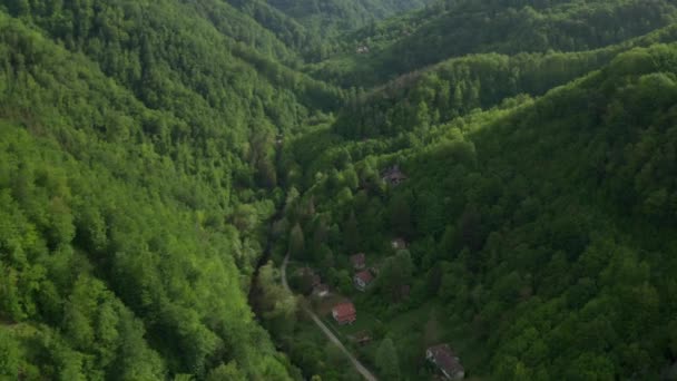 位于保加利亚巴尔干半岛山脉绿树覆盖的山坡上的无人驾驶飞机和栖息在山坡上的房屋 — 图库视频影像