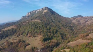 Zirveleri, çayırları ve renkli ormanları, Balkan dağları ve Bulgaristan ile sonbahar dağının üzerinden insansız hava aracı uçuşu