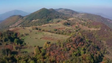 Zirveleri, çayırları ve renkli ormanları, Balkan dağları ve Bulgaristan ile sonbahar dağının üzerinden insansız hava aracı uçuşu