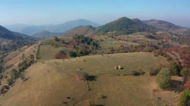 Zirveleri, çayırları ve renkli ormanları, Balkan dağları ve Bulgaristan ile sonbahar dağının üzerinden insansız hava aracı uçuşu