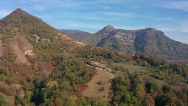保加利亚 巴尔干山脉 无人驾驶飞机飞越高山 草地和五彩斑斓的森林 — 图库视频影像