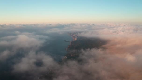 Повітряне Відео Над Низькими Хмарами Ранковий Туман Висить Над Морською — стокове відео
