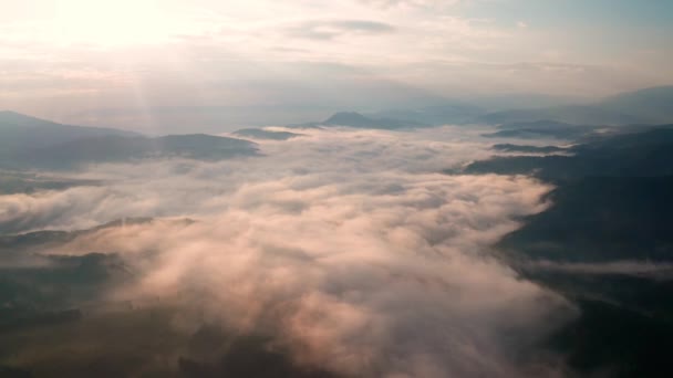 Lot Dronem Nad Niskimi Chmurami Porannymi Mgłami Pokrył Zbocza Gór — Wideo stockowe