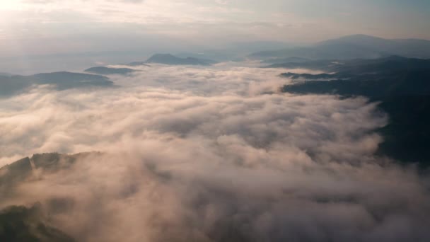 低い雲と朝の霧の上のドローン飛行は 日の出の山の斜面 ブルガリアのRodope山脈をカバーしました — ストック動画