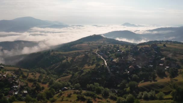 Drone Vlucht Lage Wolken Ochtendmist Bedekt Berghellingen Een Klein Dorp — Stockvideo