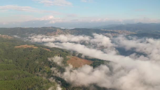 Drone Vlucht Lage Wolken Ochtendmist Bedekt Berghellingen Bij Zonsopgang Rhodope — Stockvideo