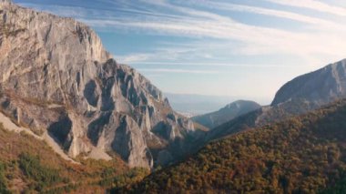 Sabahın ilk ışıklarıyla sonbahar kayalık dağının üzerinden İHA uçuşu, Bulgaristan 'ın Balkan Dağları' ndaki Vratsata vadisi