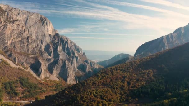 保加利亚巴尔干山脉弗拉特萨塔峡谷 黎明时分 无人机在秋天的岩石山上飞行 — 图库视频影像