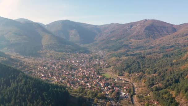 Drone Flygning Över Liten Inbäddat Bland Sluttningarna Höst Stenig Berg — Stockvideo