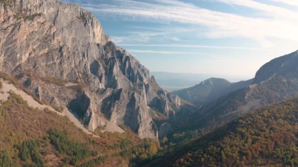 Voo Drone Sobre Montanha Rochosa Outono Luz Manhã Desfiladeiro Vratsata — Vídeo de Stock