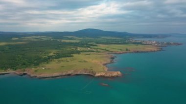 Bulgaristan 'ın Karadeniz güney kıyısında küçük vahşi plajları ve yeşil çayırları olan pitoresk kayalık bir sahil şeridi etrafında insansız hava aracı uçuşu