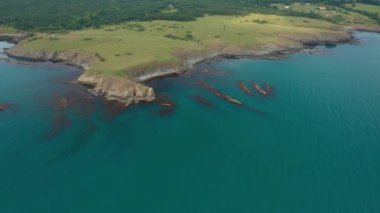 Bulgaristan 'ın Karadeniz güney kıyısında küçük vahşi plajları ve yeşil çayırları olan pitoresk kayalık bir sahil şeridi etrafında insansız hava aracı uçuşu
