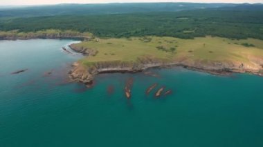 Bulgaristan 'ın Karadeniz güney kıyısında küçük vahşi plajları ve yeşil çayırları olan pitoresk kayalık bir sahil şeridi etrafında insansız hava aracı uçuşu