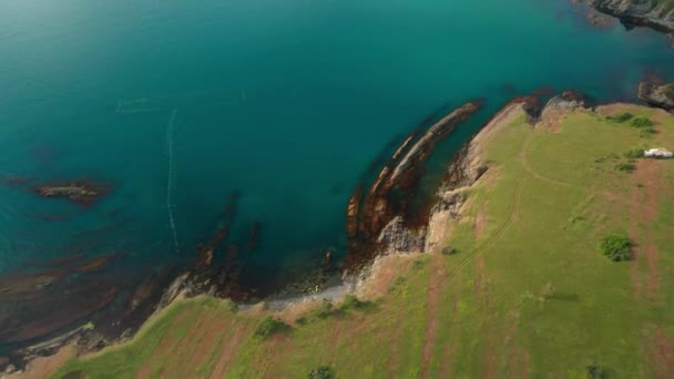 在保加利亚黑海南部海岸 无人驾驶飞机在风景如画的岩石海岸周围飞行 海岸上有小的野生海滩和绿色的草地 — 图库视频影像