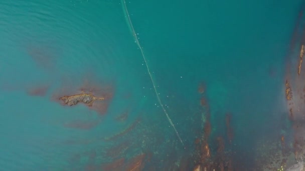 Політ Дронів Над Риболовною Сіткою Морській Воді Поблизу Південного Узбережжя — стокове відео