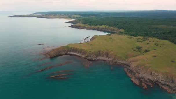 Drone Volo Intorno Una Pittoresca Costa Rocciosa Con Piccole Spiagge — Video Stock