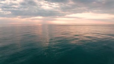 Sabah sakin bir deniz ve güzel bir gündoğumu - Karadeniz, Bulgaristan