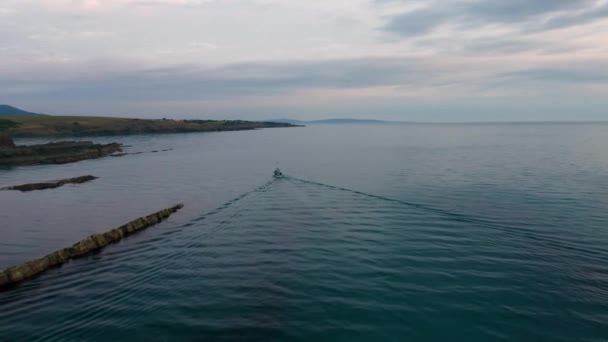 保加利亚 黑海南部海岸 一个风景如画的岩石海岸和在岩石之间航行的小渔船上的无人机 — 图库视频影像