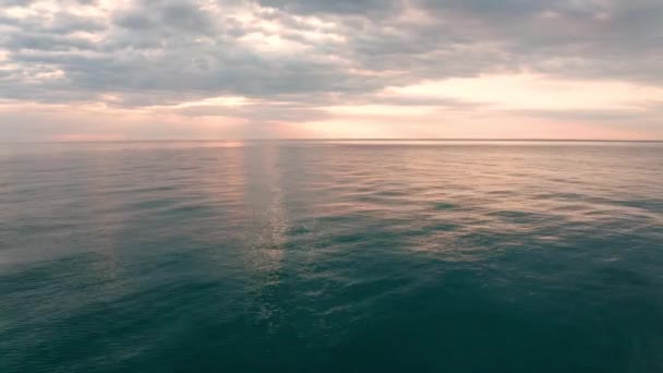 Vídeo Aéreo Sobre Mar Tranquilo Mañana Hermoso Amanecer Mar Negro — Vídeo de stock