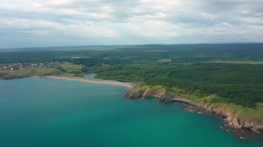 Bulgaristan 'ın Karadeniz güney kıyısında küçük vahşi plajları ve yeşil çayırları olan pitoresk kayalık bir sahil şeridi etrafında insansız hava aracı uçuşu
