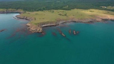 Bulgaristan 'ın Karadeniz güney kıyısında küçük vahşi plajları ve yeşil çayırları olan pitoresk kayalık bir sahil şeridi etrafında insansız hava aracı uçuşu